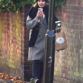 Emma Watson într-o ținută casual cu palton după ce s-a întors în Londra