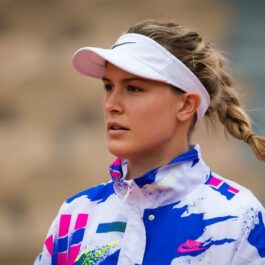 Eugenie Bouchard într-o bluză de trening colorată pe terenul de tenis