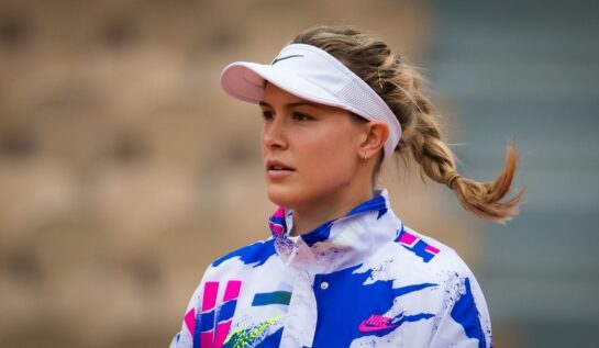 Eugenie Bouchard într-o bluză de trening colorată pe terenul de tenis