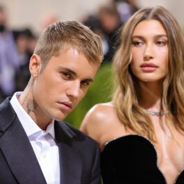 Justin Bieber în prim-plan la costum alături de soția sa Hailey Bieber într-o rochie neagră în timp ce participă la Met Gala 2021