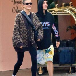 Hailey Bieber alături de Justin Biber în timp ce pleacă de la hotel
