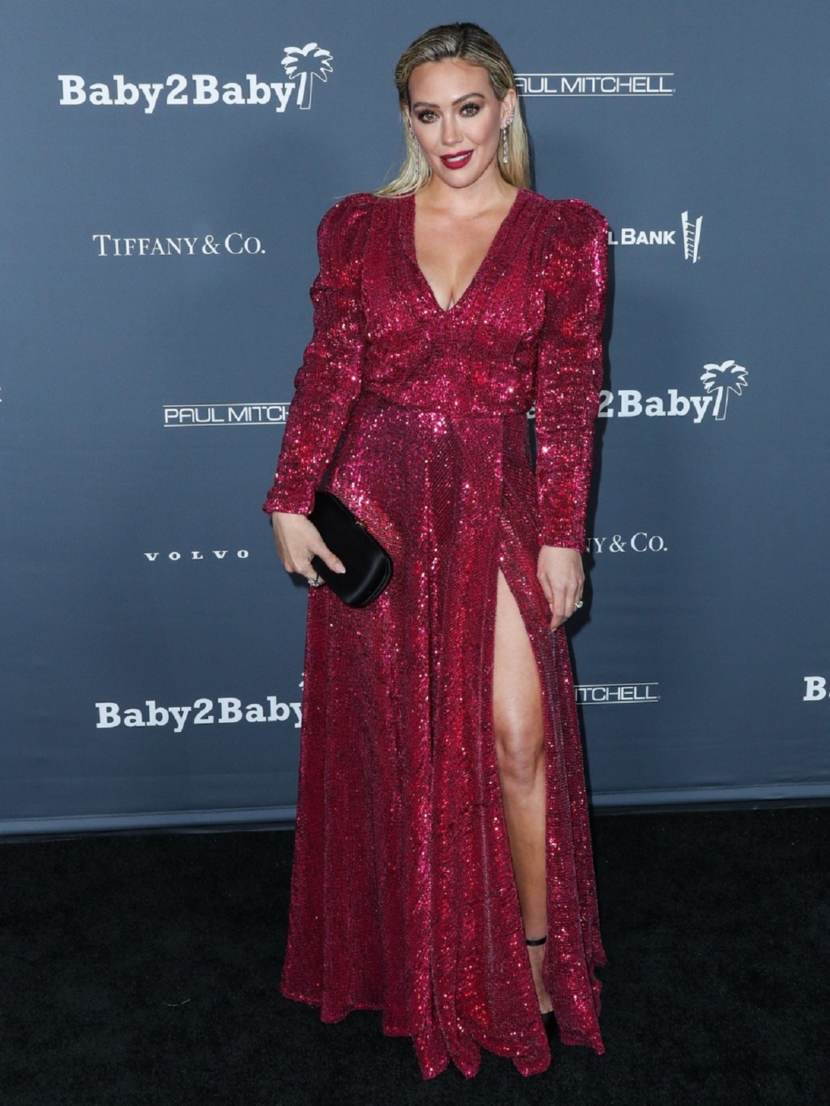 Hilary Duff într-o rochie roșie cu paiete pe covorul roșu la Gala Baby2Baby 2021