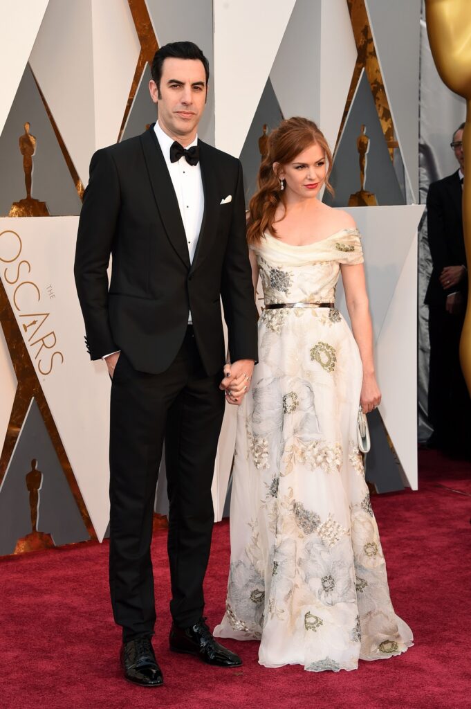 Isla Fisher și Sacha Baron Cohen la Gala Premiilor Oscar în timp ce pozează pe covorul roșu