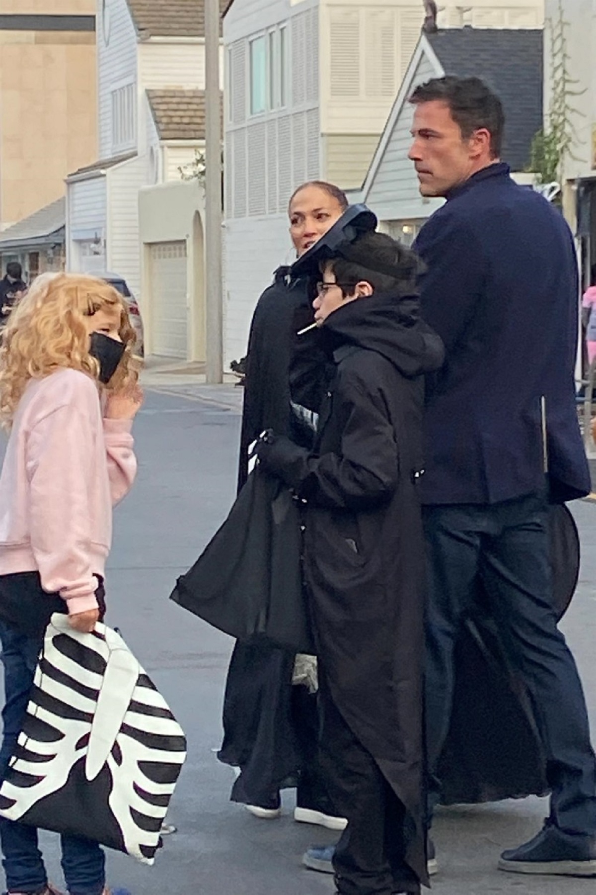 Jennifer Lopez alături de Ben Affleck și gemenii vedetei pe o stradă din Malibu costumați de Hallowen