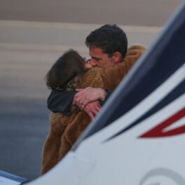 Jennifer Lopez și Ben Affleck s-au sărutat în aeroportul din Los Angeles