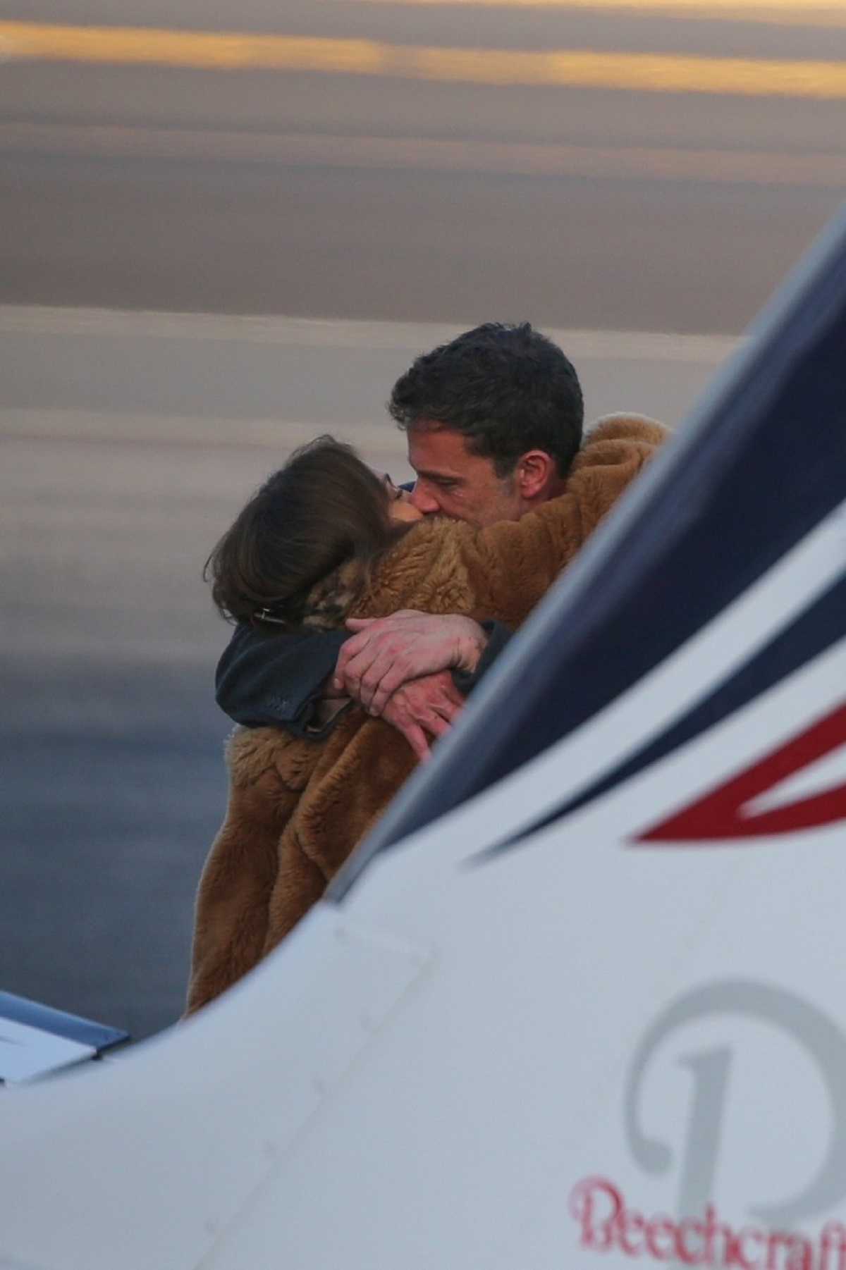Jennifer Lopez și Ben Affleck s-au sărutat în aeroportul din Los Angeles