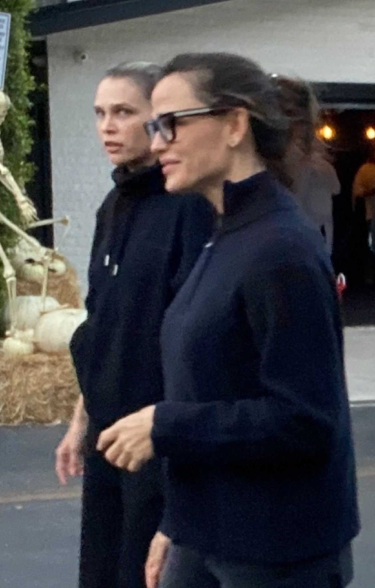 Jennifer Garner într-o bluză neagră pe o stradă din Malibu