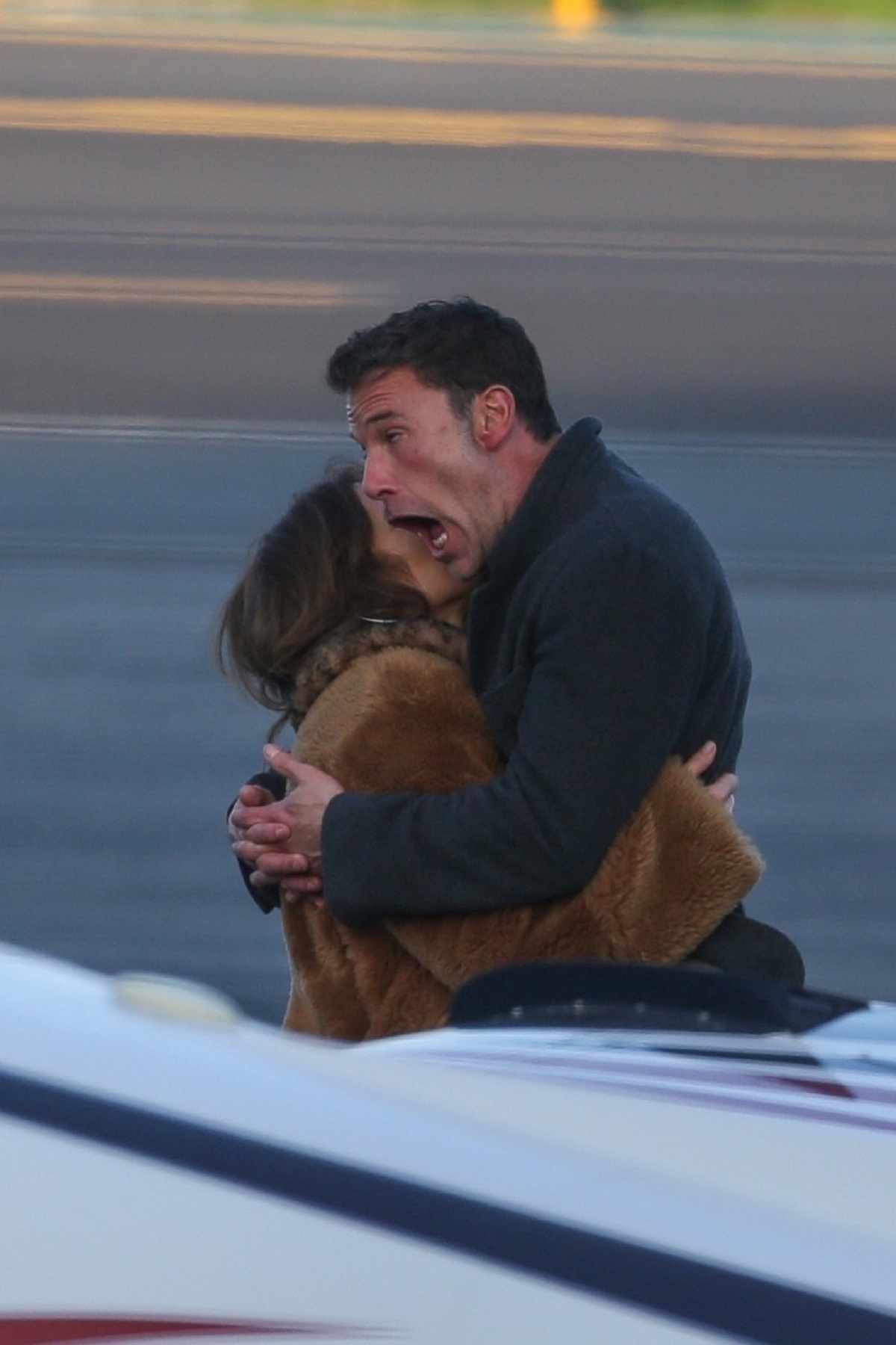 Ben Affleck în timp ce-și ia la revedere de la Jennifer Lopez pe aeroportul din Los Angeles