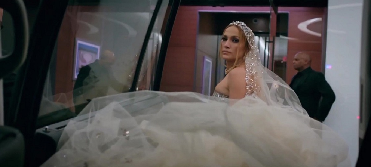 Jennifer Lopez, în rochie albă de mireasă, într-o limuzină
