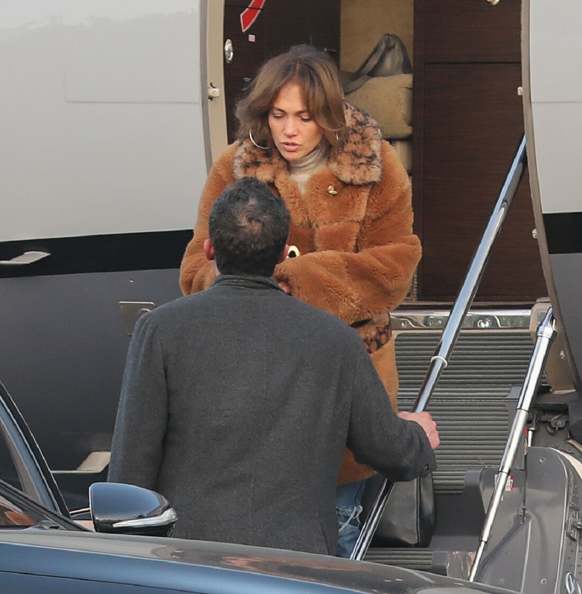 Jennifer Lopez în timp ce își ia la revedere de la Ben Affleck de pe scara avionului privat din Los Angeles