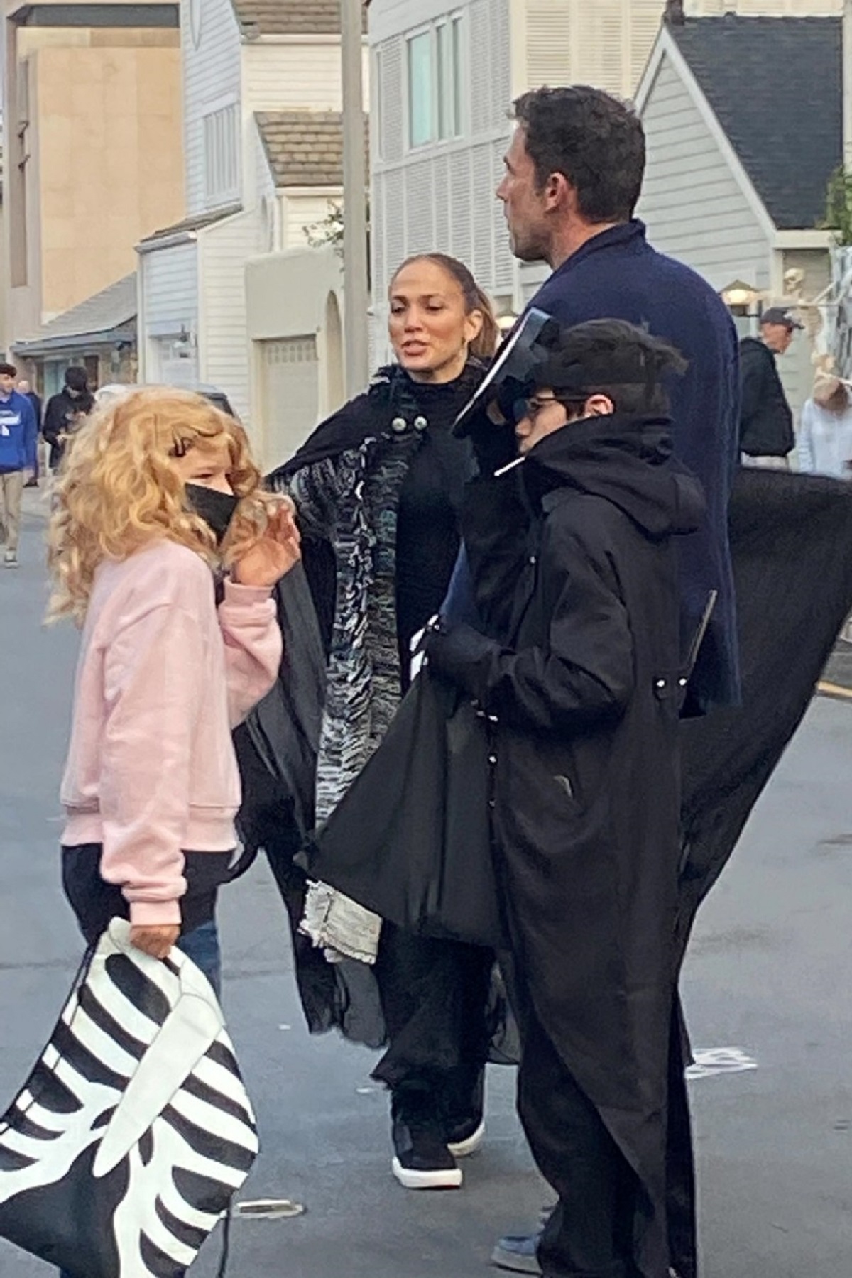 Jennnifer Garner s-a întâlnit cu Ben Affleck, Jennifer Lopez și gemenii lui Jennifer Lopez de Halloween în Malibu