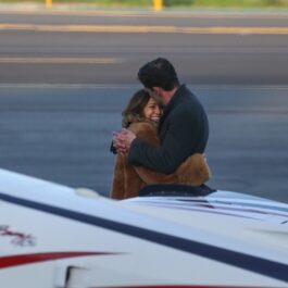 Jennifer Lopez în timp ce zâmbește în brațele lui Ben Affleck înainte de a pleca cu avionul din Los Angeles