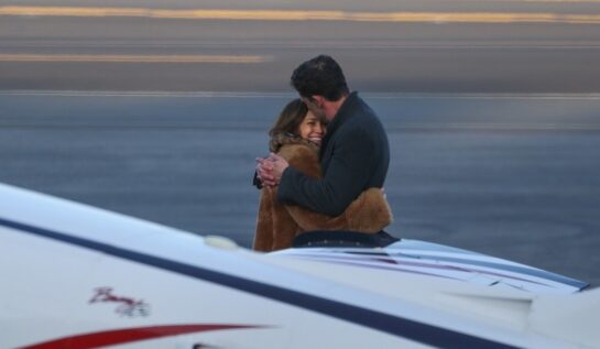 Jennifer Lopez și Ben Affleck s-au sărutat în aeroportul din Los Angeles. Cum au fost surprinși înainte ca artista să plece cu un avion privat