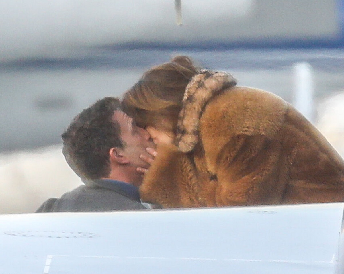 Jennifer Lopez în timp ce îl sărută pe Ben Affleck de pe scara avionuloui privat din Los Angeles