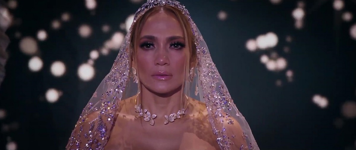 Jennifer Lopez, cu voal pe cap, imagini din producția Marry Me
