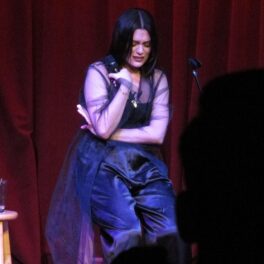 Jessie J plângând pe scenă în timpul concertului din Los Angeles