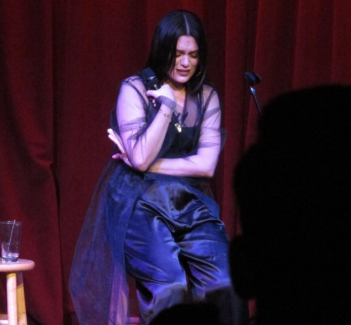 Jessie J plângând pe scenă în timpul concertului din Los Angeles