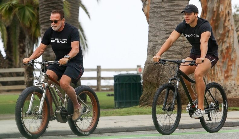 Joseph Baena și Arnold Schwarzenegger în timp ce se plimbă cu bicicleta în Los Angeles