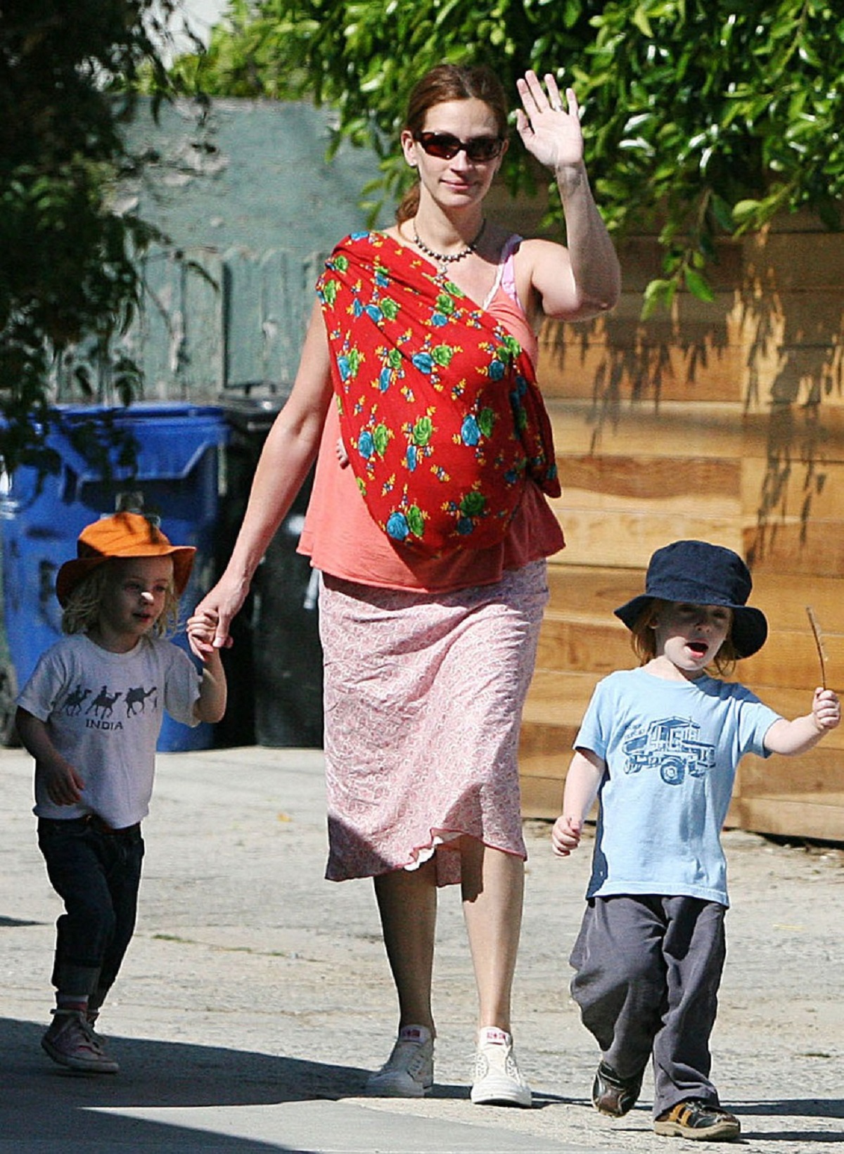 Julia Roberts alături de gemenii Hazel și Phinnaeus pe stradă