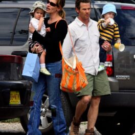 Julia Roberts alături de Daniel Moder cu gemenii lor în brațe