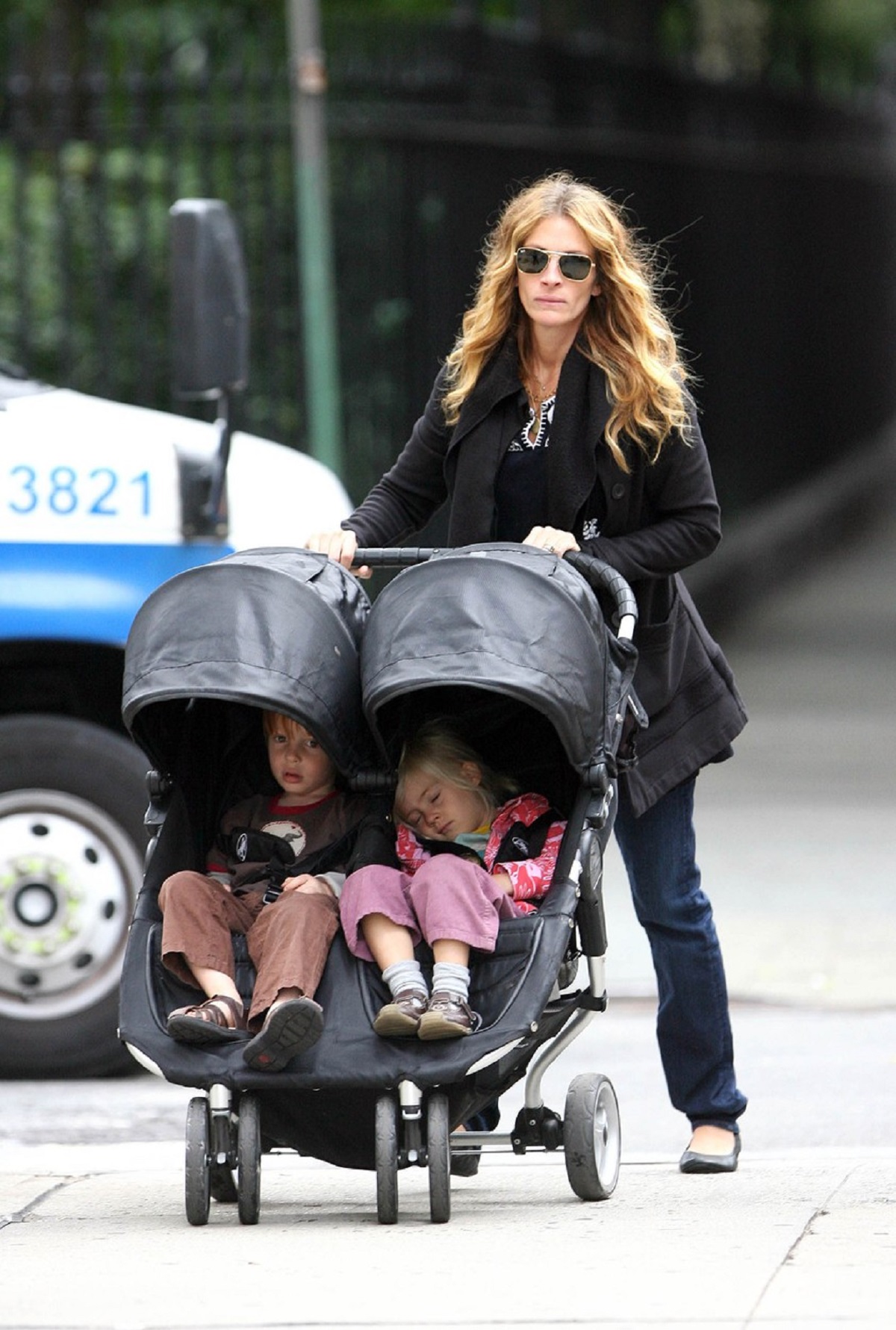 Julia Roberts în timp ce își plimbă gemenii cu căruciorul pe străzile din New York
