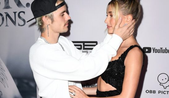 Justin Bieber în timp ce îi ține fața soției sale, Hailey Bieber, între palme la premiera Justin Bieber:Season din 2020