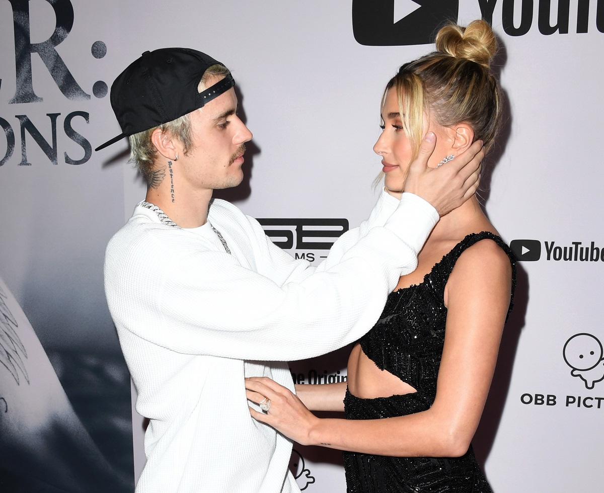 Justin Bieber în timp ce îi ține fața soției sale, Hailey Bieber, între palme la premiera Justin Bieber:Season din 2020