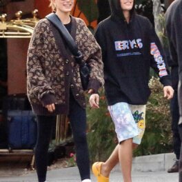 Hailey Bieber într-un pulover maro în carouri a luat cina alături de Justin Bieber într-un hanorac negru în Beverly Hills