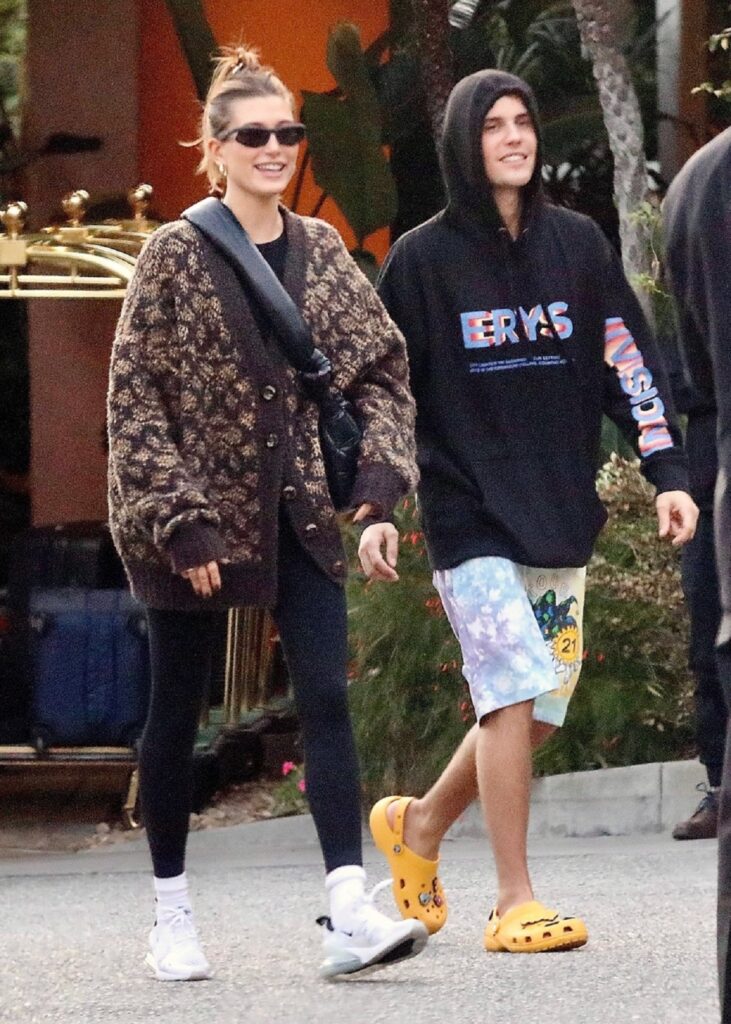 Hailey Bieber într-un pulover maro în carouri a luat cina alături de Justin Bieber într-un hanorac negru în Beverly Hills