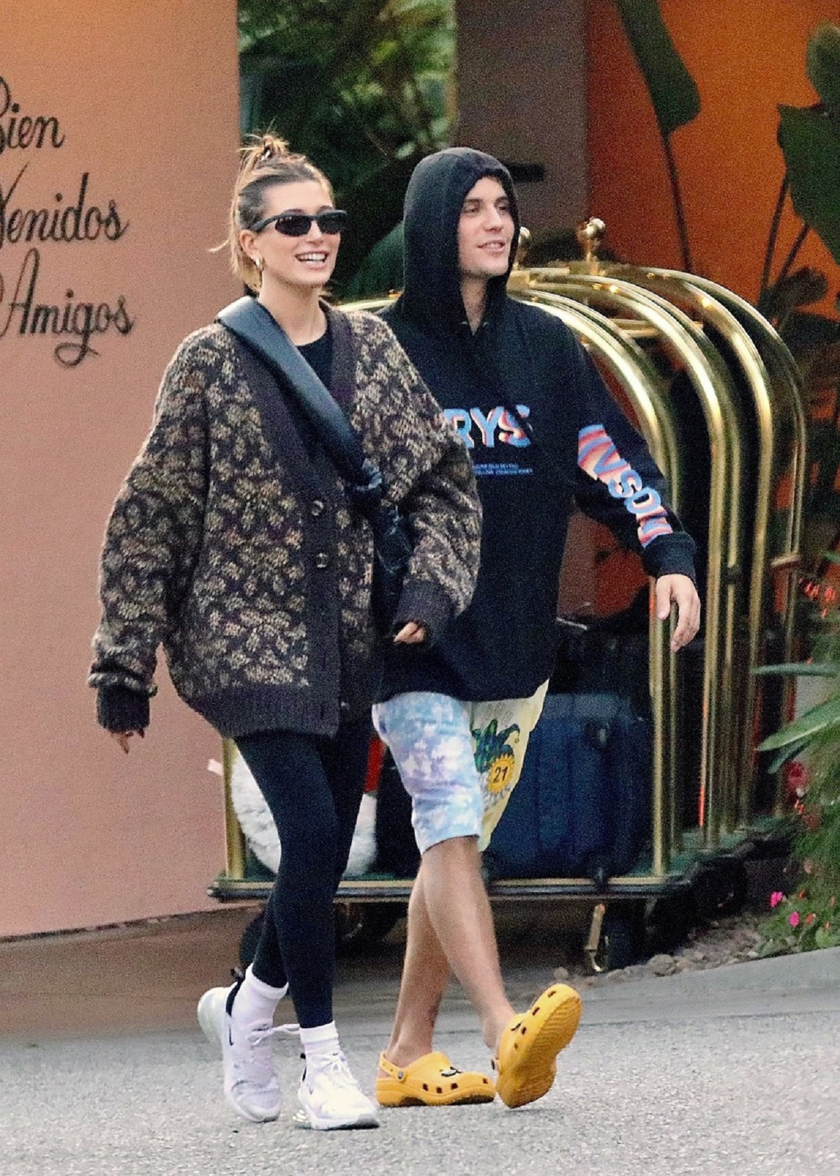 Hailey Bieber într-o ținută casual alături de Justin Bieber în timp ce părăsesc un hotel