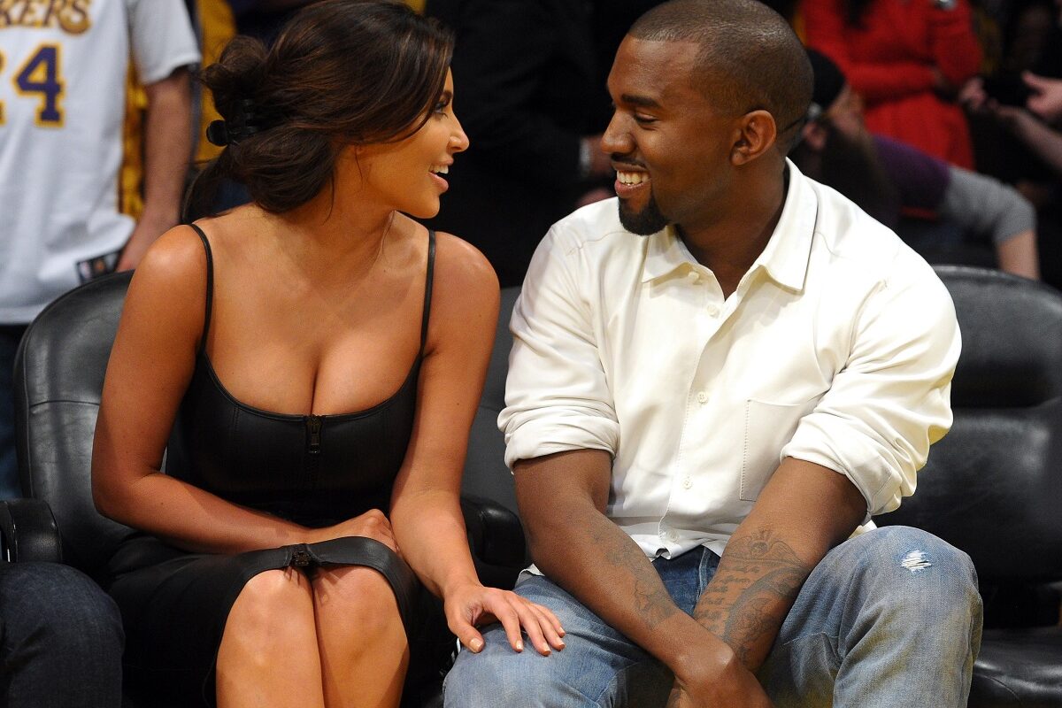 Kim Kardashian într-o rochie neagră alături de Kanye West la un meci de baschet din 2012