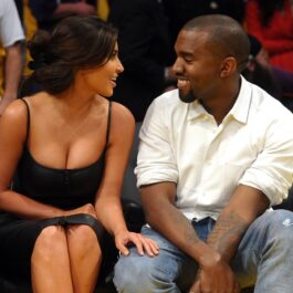 Kim Kardashian într-o rochie neagră alături de Kanye West la un meci de baschet din 2012