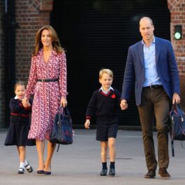 Kate Middleton de mână cu Prințesa Charlotte alături dePrințul Geroge care îl ține de mână pe Prințul William