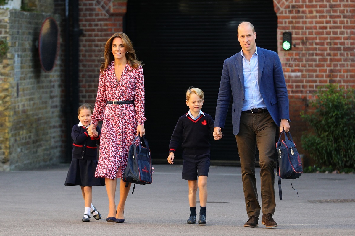 Kate Middleton de mână cu Prințesa Charlotte alături dePrințul Geroge care îl ține de mână pe Prințul William