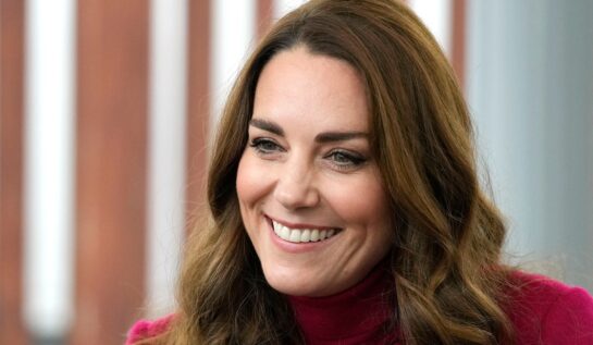 Kate Middleton a impresionat într-un palton roz. Ce ținută a ales Ducesa de Cambridge pentru vizita la un liceu din Londra