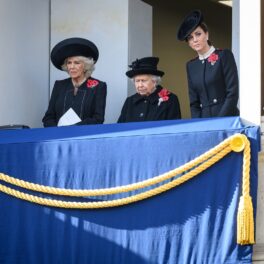 Ducesa Camilla, alături de Regina Elisabeta și Kate Middleton la Remembrance Sunday din anul 2019