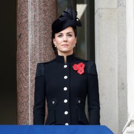 Kate Middleton într-un palton negru la Remembrance Sunday 2020