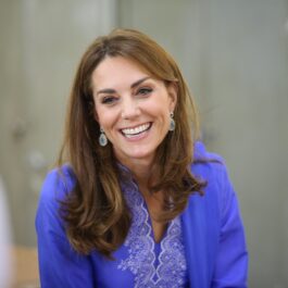 Kate Middleton într-o rochie albastră, trebuie să facă o plecăciune în fața Prințesei Eugenie