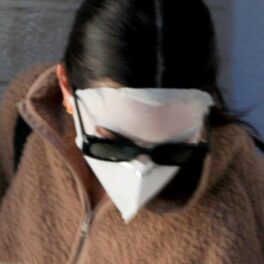 Kendall Jenner cu o mască albă tip șervețel pe fațî după ce a fost surprinsă la un cabinet de chirurgie plastică