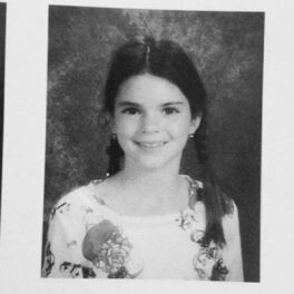 Kendall Jenner într-o poză de album alb negru cu codițe din copilărie