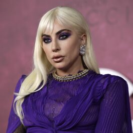 Lady Gaga într-o rochie violet la turneul de promovare House of Gucci din Londra