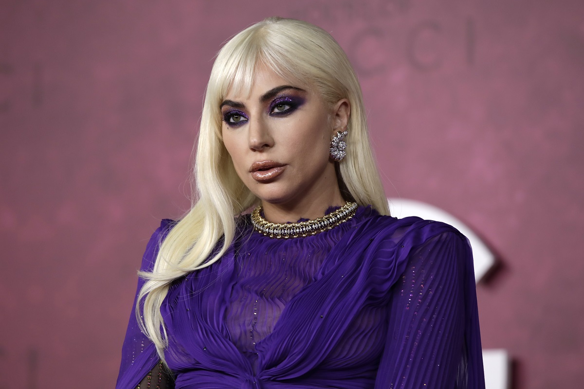 Lady Gaga într-o rochie violet la turneul de promovare House of Gucci din Londra