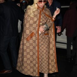 Lady Gaga într-un costum maro Gucci în timp ce părăsește hotelul din Londra