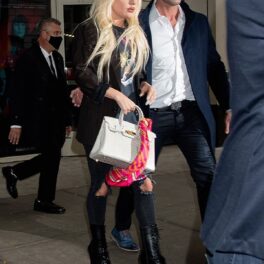 Lady Gaga într-un sacou și o pereche de blugi negri cu tocuri înalte în timp ce pleacă din New York de la o conferință de presă