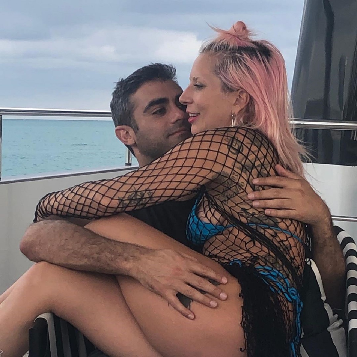 Lady Gaga în brațele iubitului său Michael Polansky pe un vas de croazieră