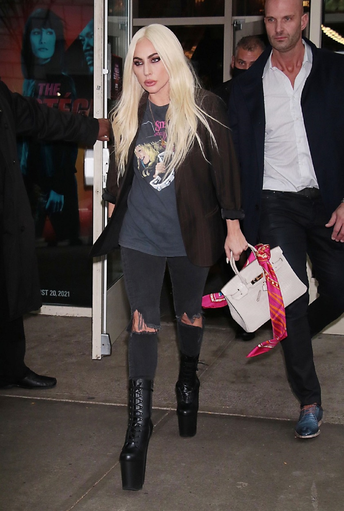 Lady Gaga într-un tricou gri, o pereche de blugi și tocuri înalte în timp ce pleacă de la un eveniment din New York
