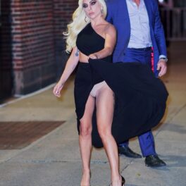 Lady Gaga într-o rochie neagră a avut parte de un accident vestimentar pe străzile din New York