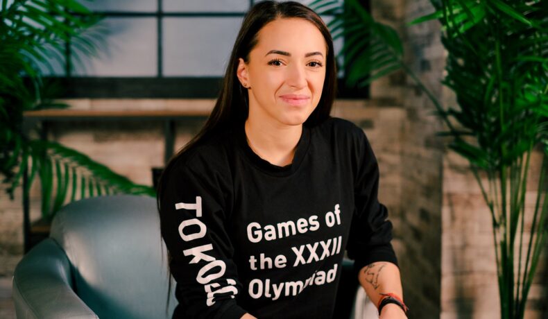 Larisa Iordache în timp ce stă pe un scaun gri la interviul pentru echipa CaTine.ro