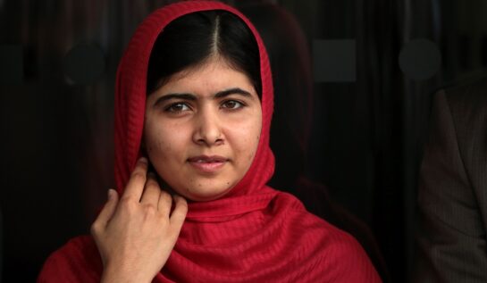 Portret cu Malala Yousafzai într-o rochie roșie înainte de a se căsători cu Asser Malik