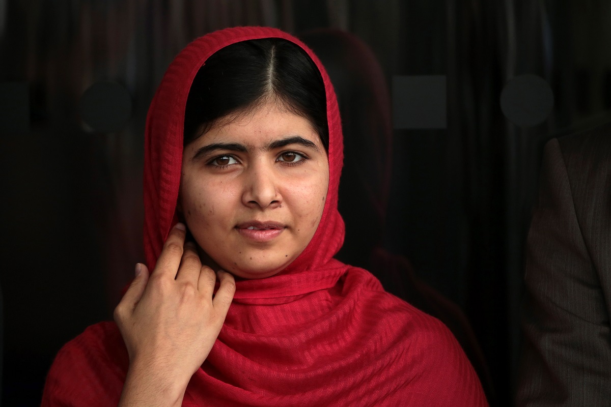 Portret cu Malala Yousafzai într-o rochie roșie înainte de a se căsători cu Asser Malik